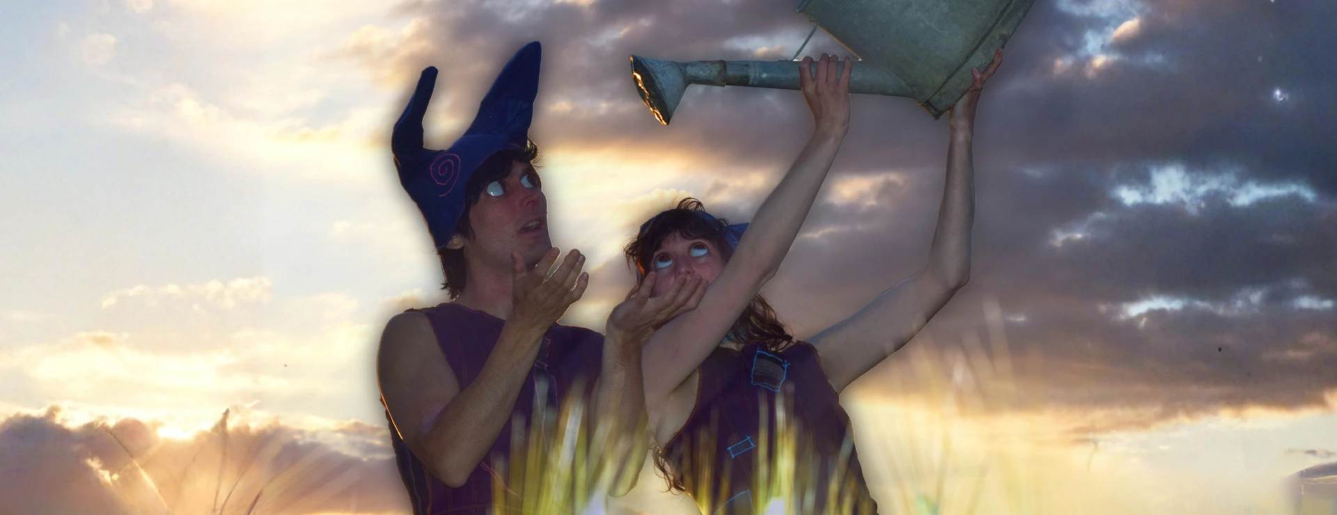 Blaise et Nico en costume bleu levant les mains vers un arrosoir, photo promotionnelle pour leur EP Le Pépin